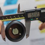 mani che utilizzano strumento per misurazione